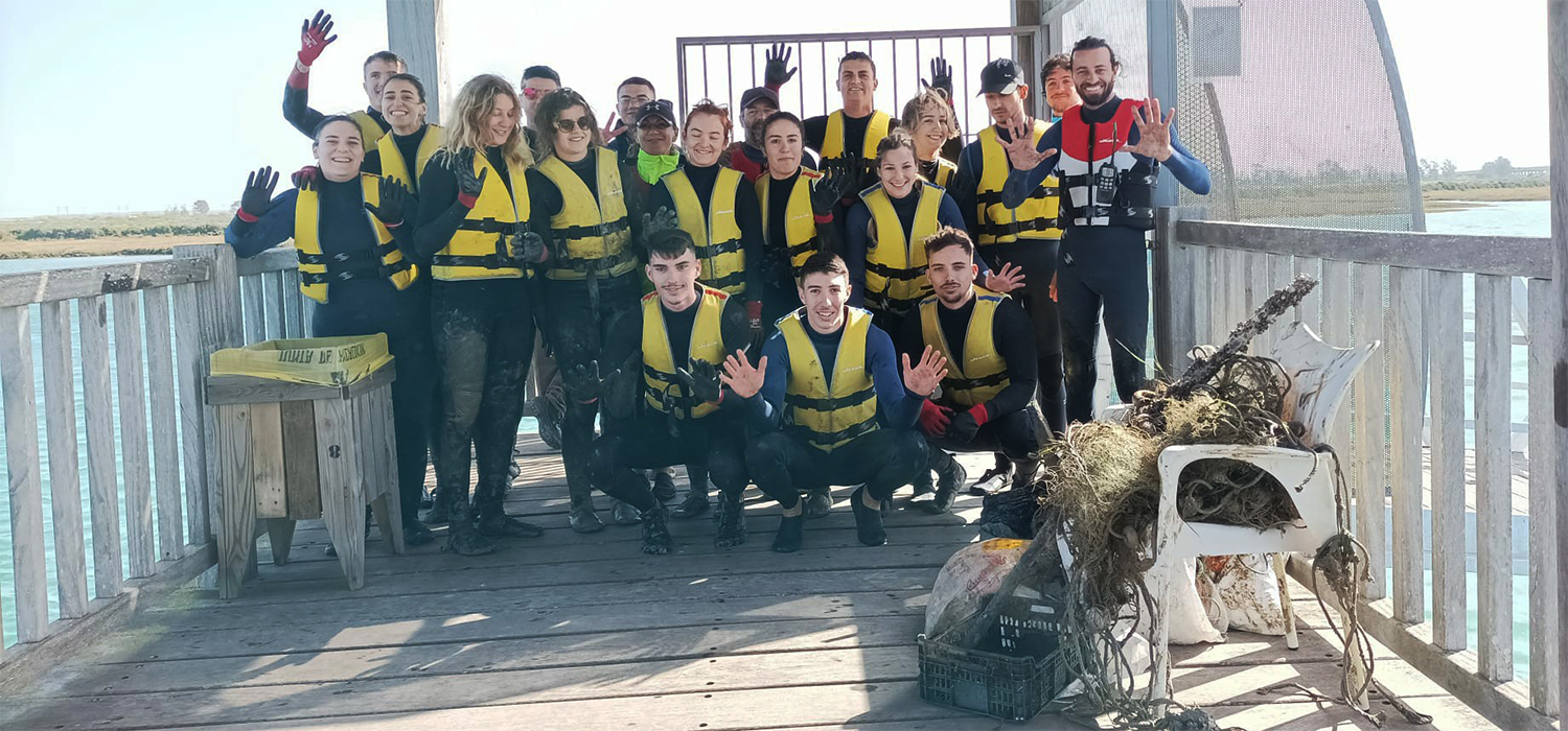 Estudiantes de la UCA participan en una actividad de recogida de residuos por el río San Pedro navegando en Kayaks